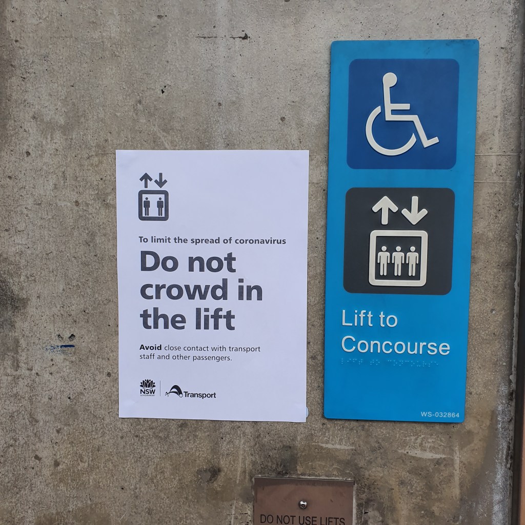 Lift sign says: do not crowd in the lift